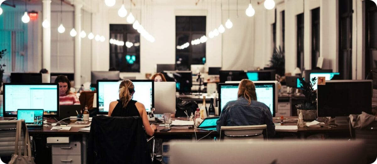 캘리포니아 CPA 자격요건 가이드: 교육, 시험, 경력 요건 1 four people working looking at computer monitors in an office with full of lights