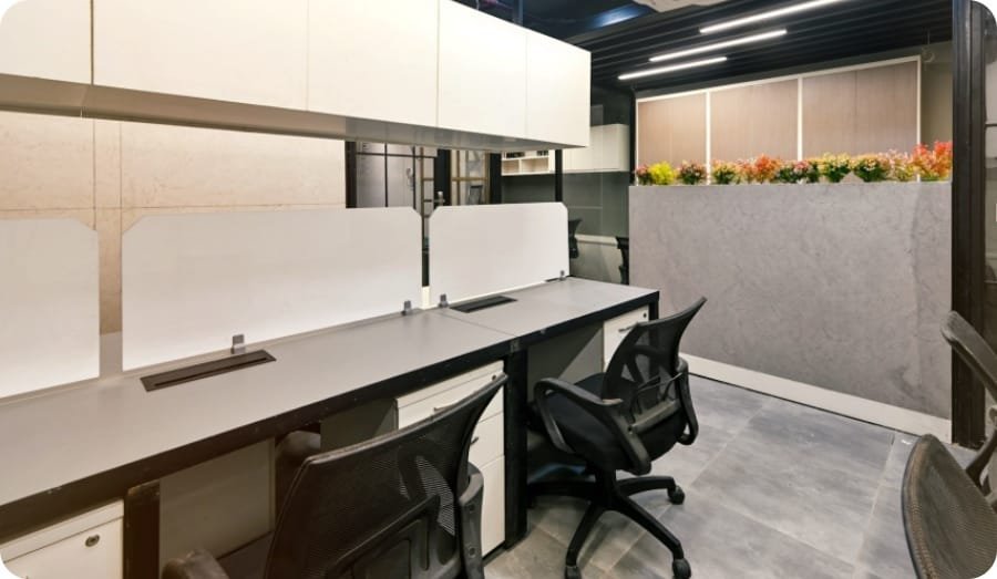 CMA 시험 장소 완벽 가이드: 시험 센터 선택부터 예약 꿀팁까지 1 desks, chairs and partitions on the desks