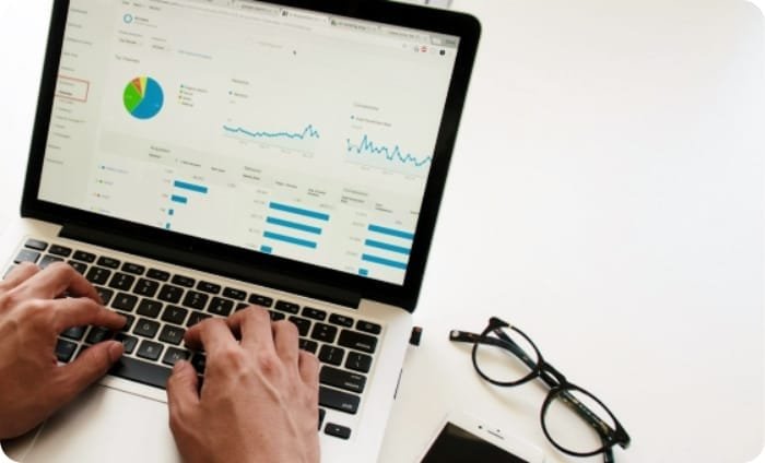 회계와 재무의 차이 제대로 이해하기: 나에게 더 잘 맞는 직무와 관련 자격증은? 6 Accounting and Financial Analysis report on a laptop computer